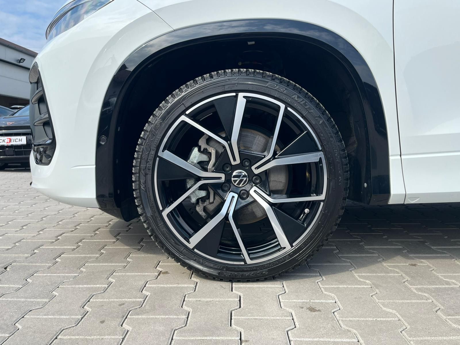 Fahrzeugabbildung Volkswagen Tayron 2.0 TDI 4M R-Line BLACK*7Si*MATRIX*PANO