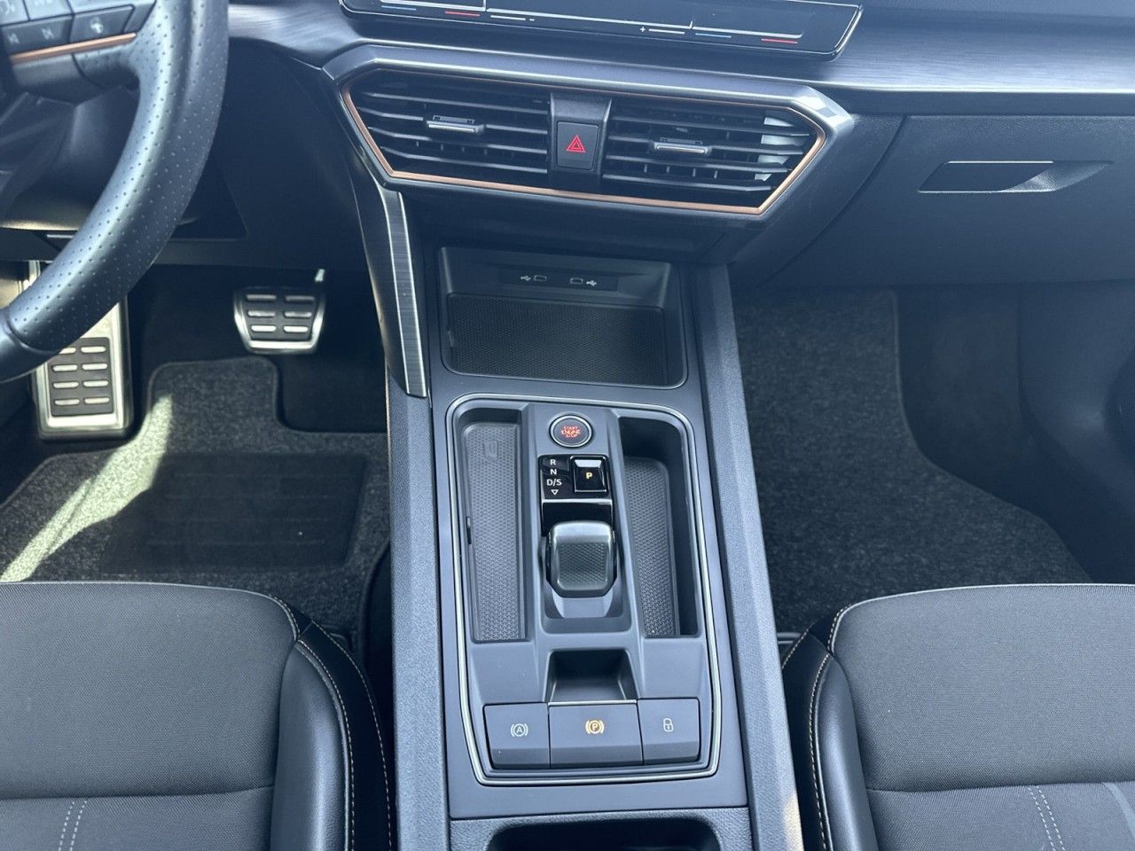 Fahrzeugabbildung CUPRA Leon Sportstourer VZ 2.0 TSI 245 PS 7-Gang-DSG - mit KI generiert/bearbeitet