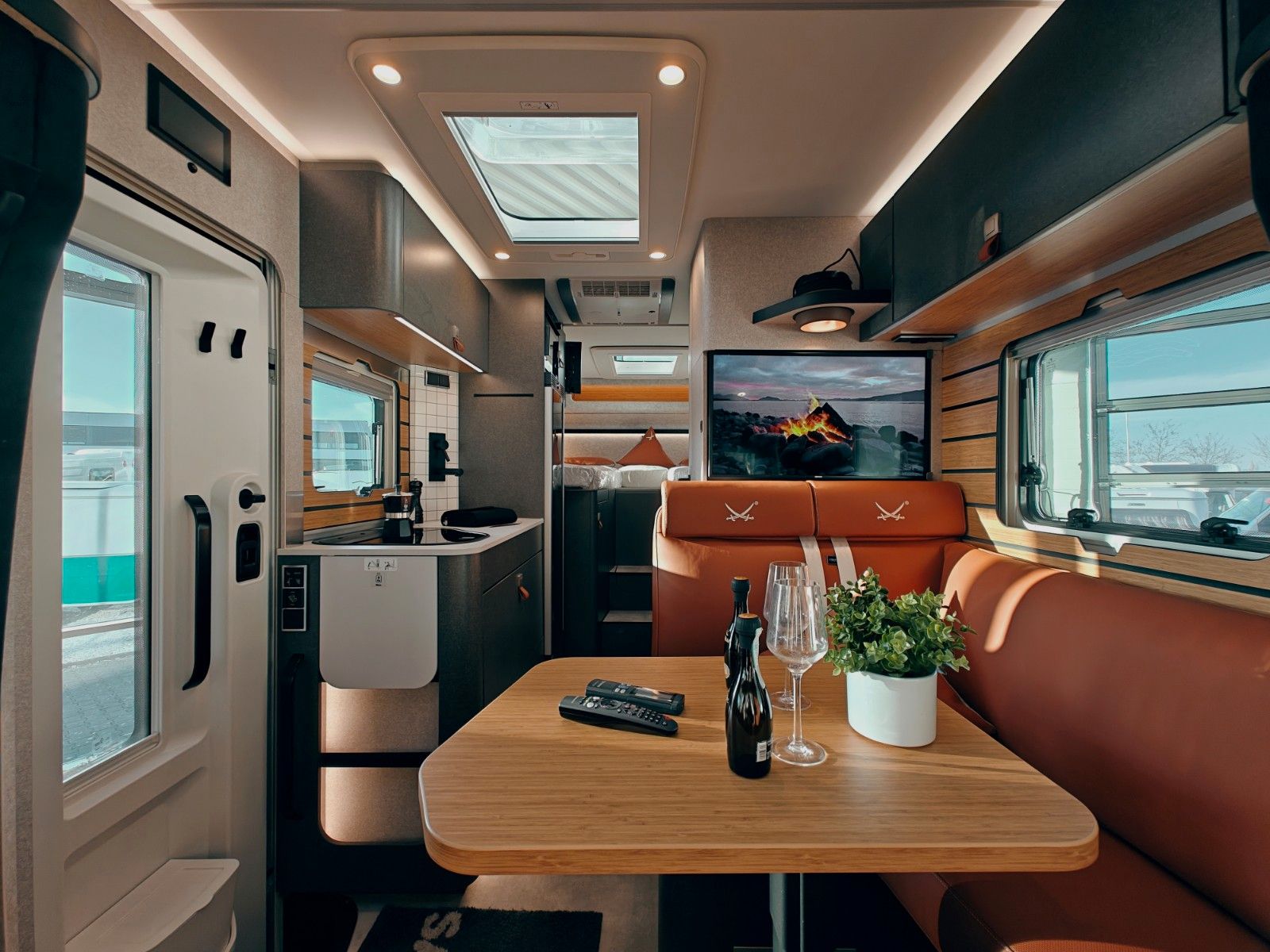 Fahrzeugabbildung HYMER / ERIBA / HYMERCAR ML - T 580 4x4² RSX - SANSIBAR® LTD. PTS PANTONE