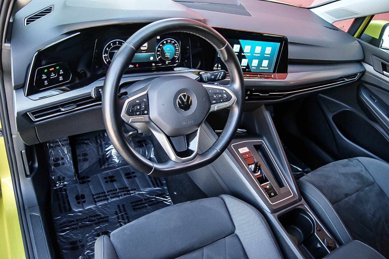 Fahrzeugabbildung Volkswagen Golf VIII 1.5eTSI DSG First Edition MATRIX ANHZV