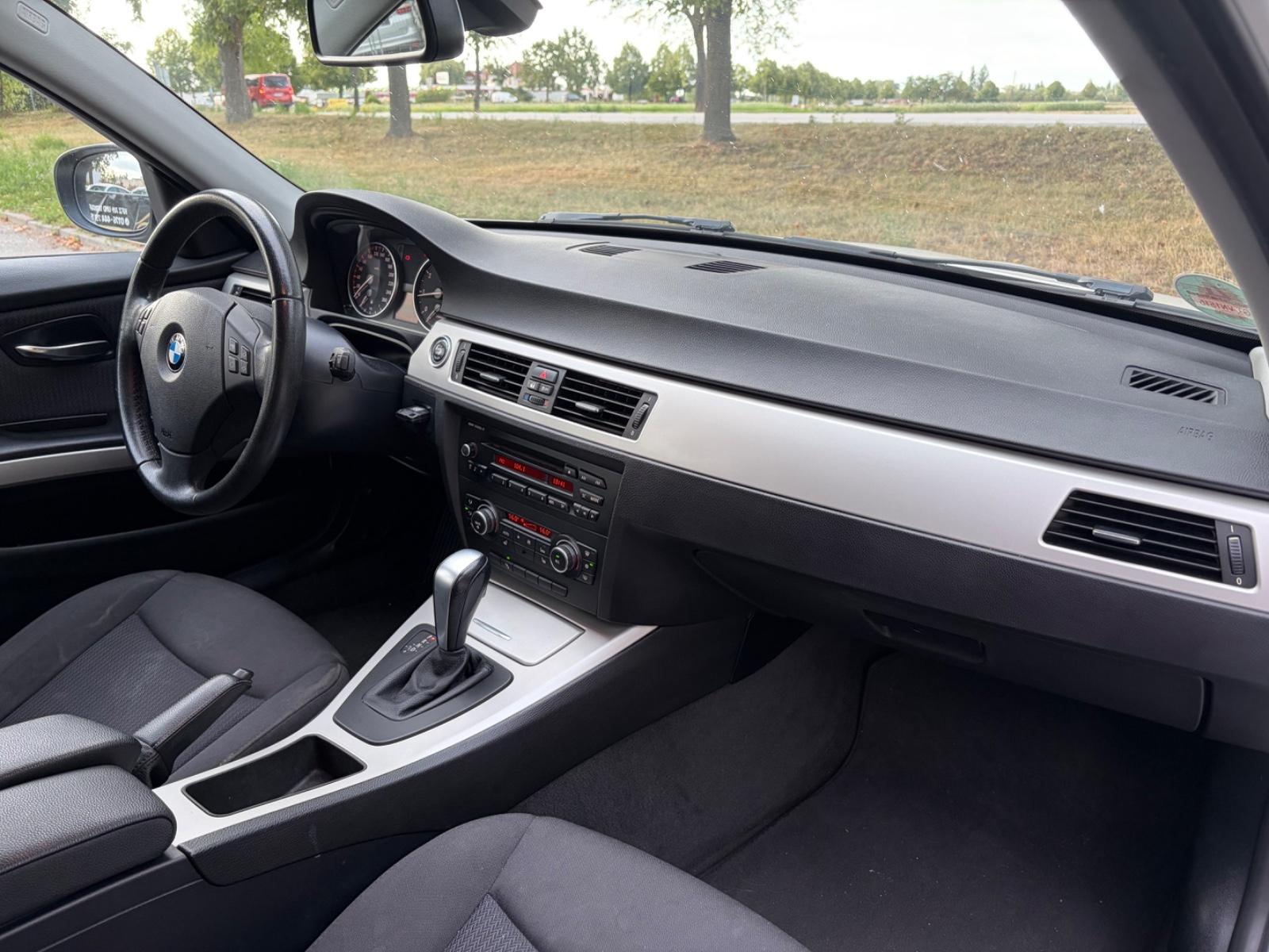 BMW 318 2011 — photo 21
