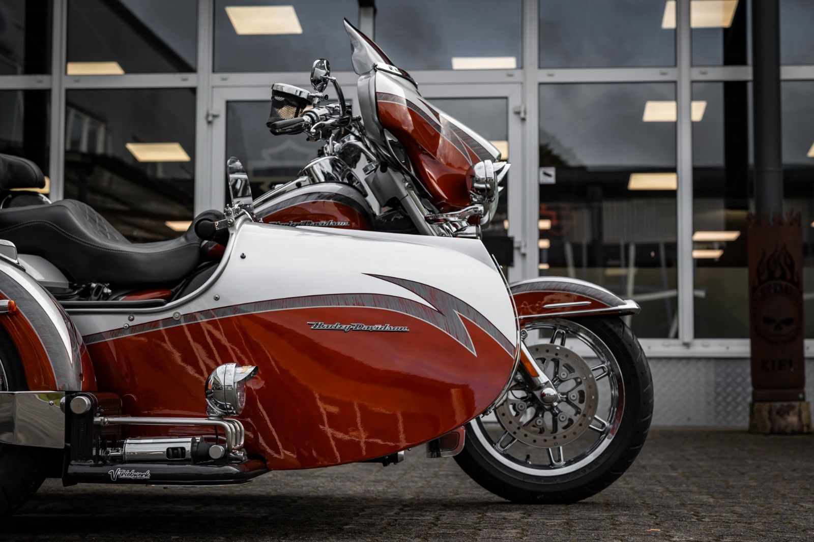 Fahrzeugabbildung Harley-Davidson FLHTKSE CVO E-Glide - V-Triebwerk Gespann