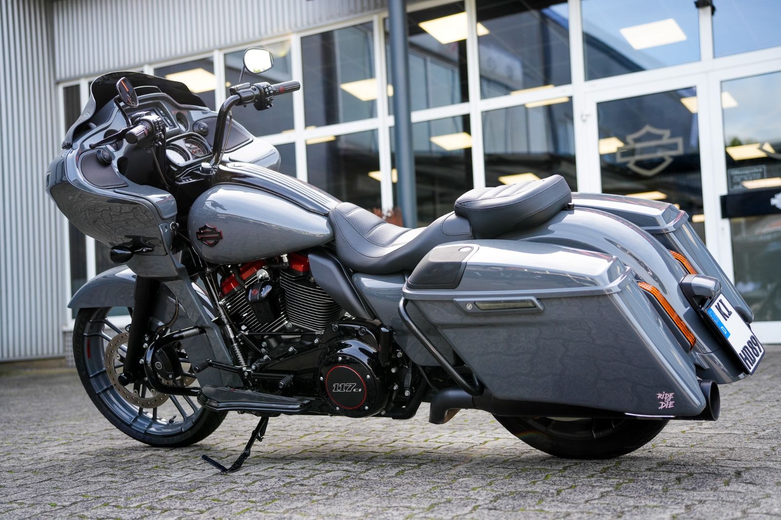 Fahrzeugabbildung Harley-Davidson FLTRXSE CVO Road Glide - JEKILL & HYDE -