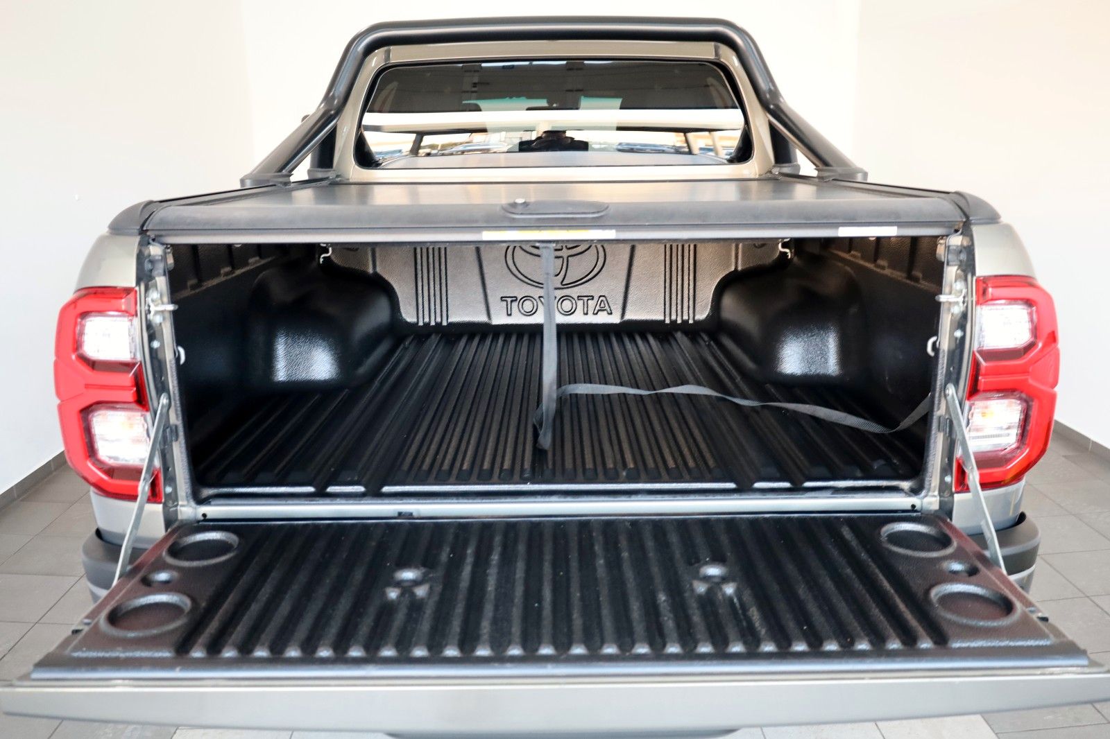 Fahrzeugabbildung Toyota Hilux 2.8 D-4D Invincible, Rollbügel, Rollo, AHK