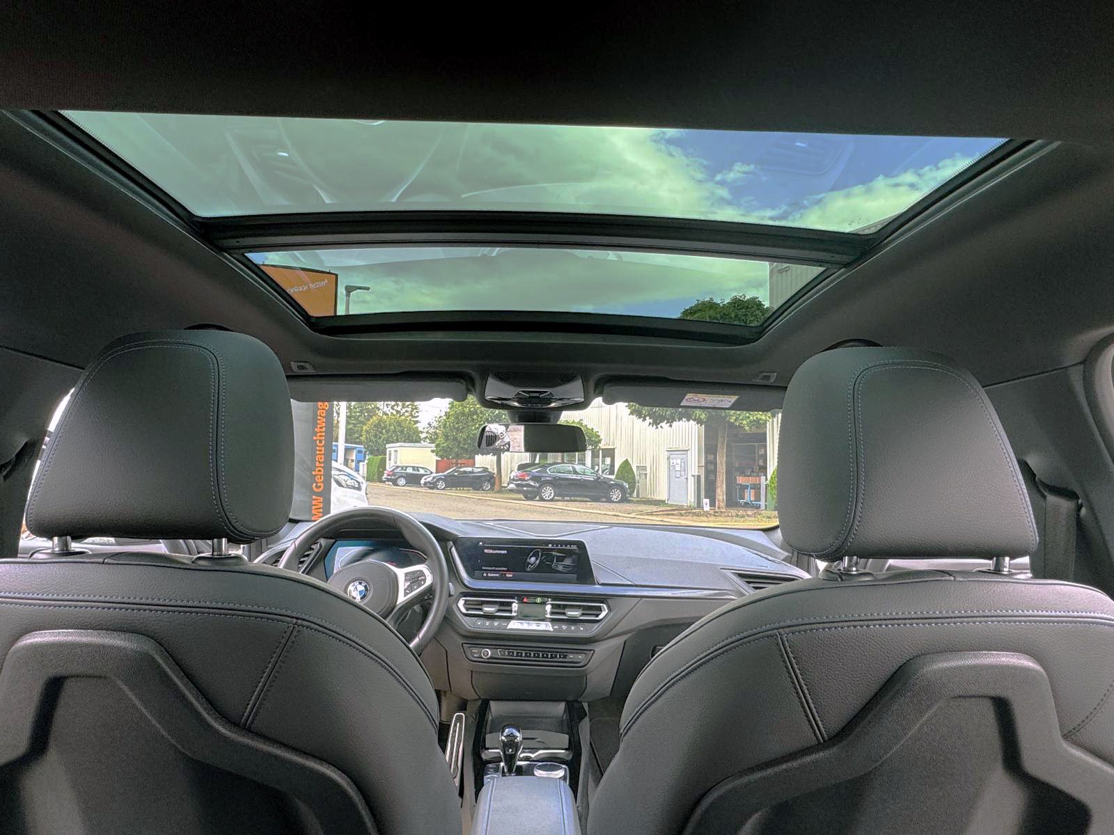 Fahrzeugabbildung BMW 118i M-Sport Steptr. NAV PDC KAM PANO TEMP HIFI