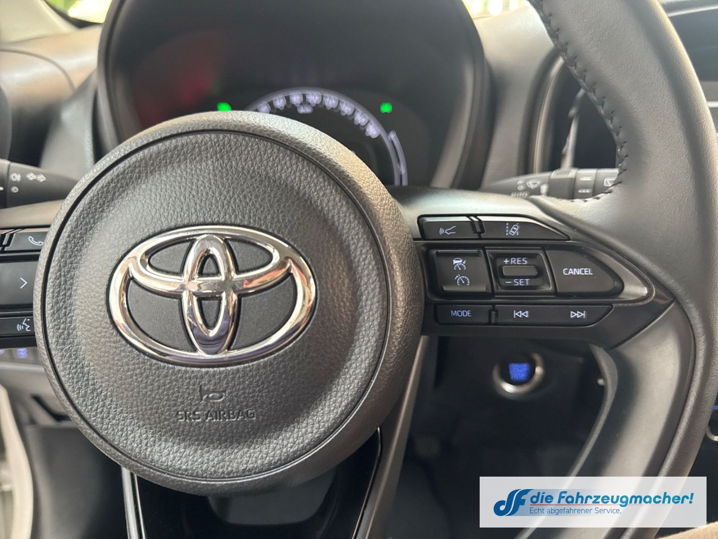Fahrzeugabbildung Toyota Aygo X Play Apple CarPlay Android Auto Mehrzonen
