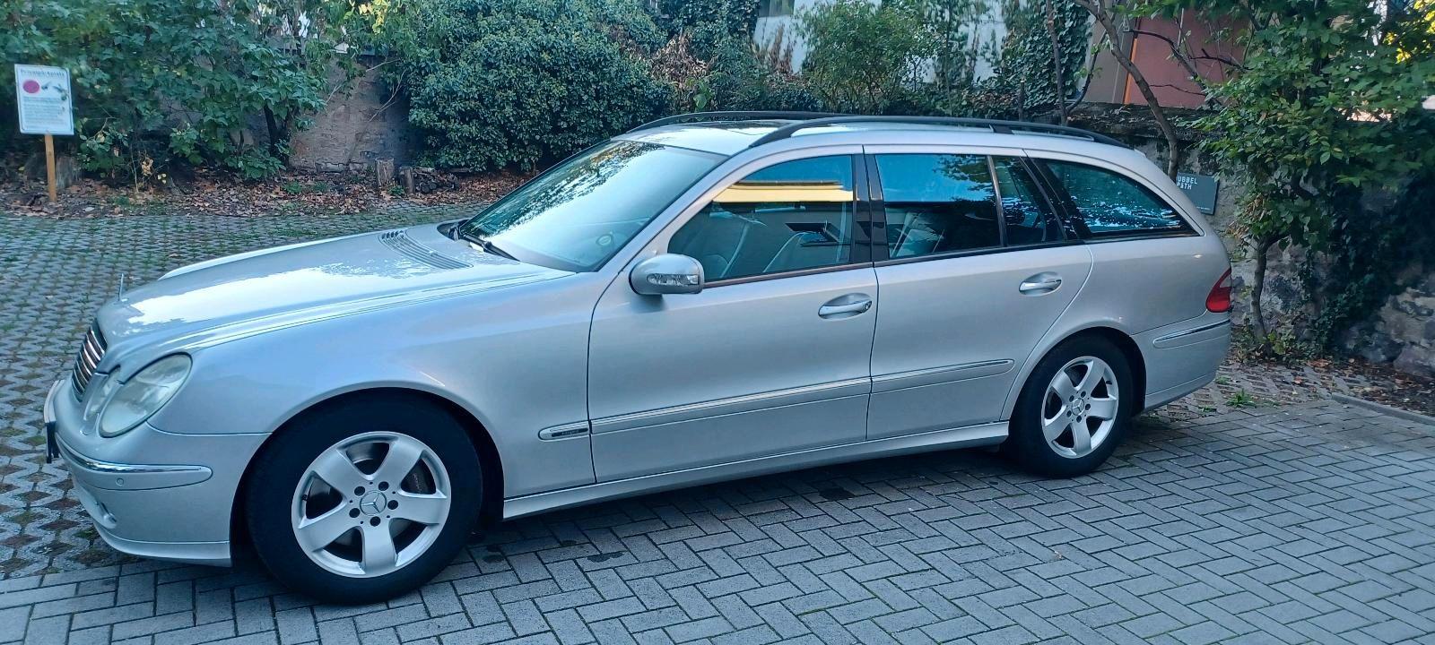 Mercedes-Benz E350 2005 — rear view