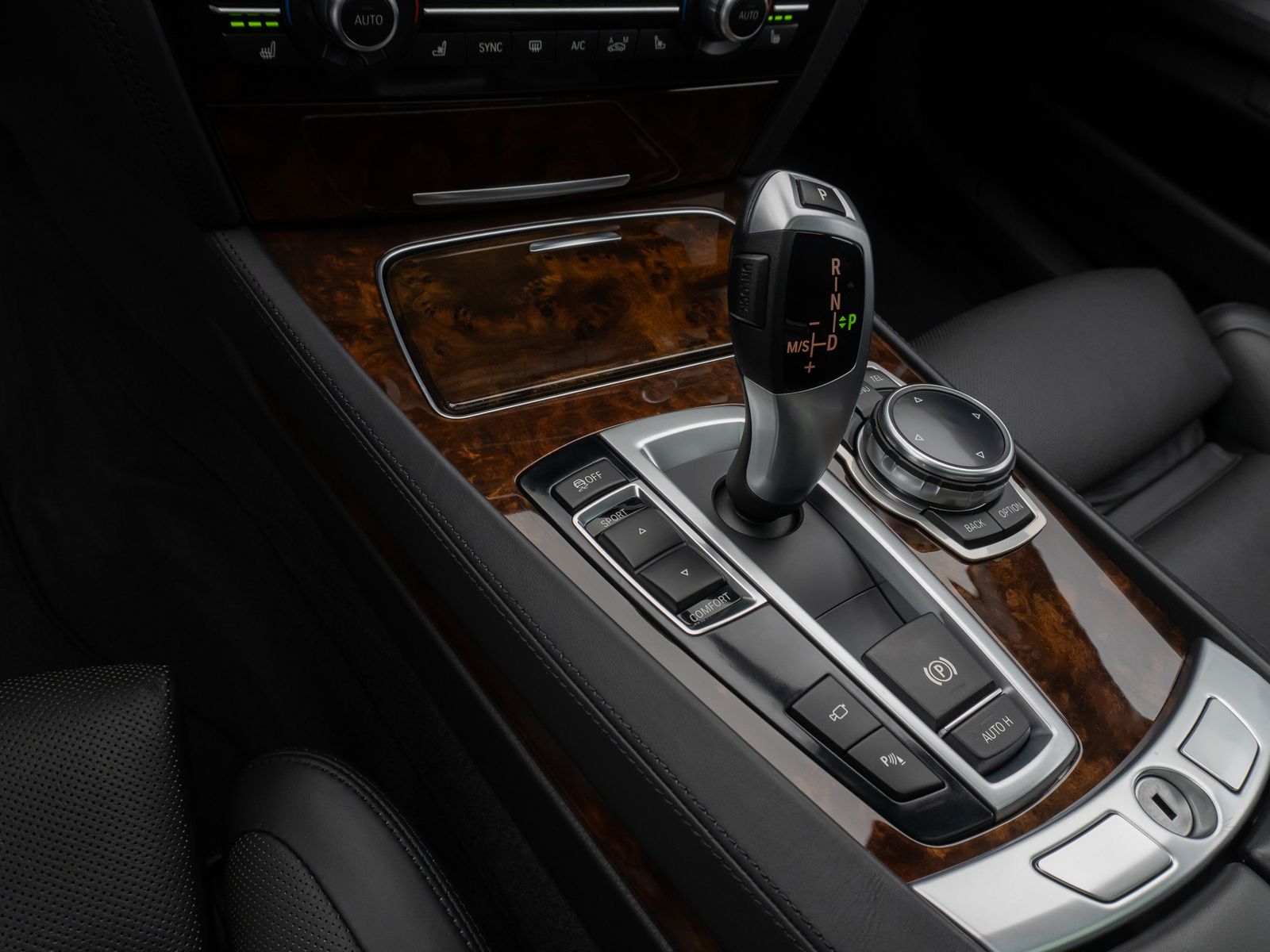 Fahrzeugabbildung BMW 760 Li M Sport Glasdach B&O HUD SoftCl NightVisi