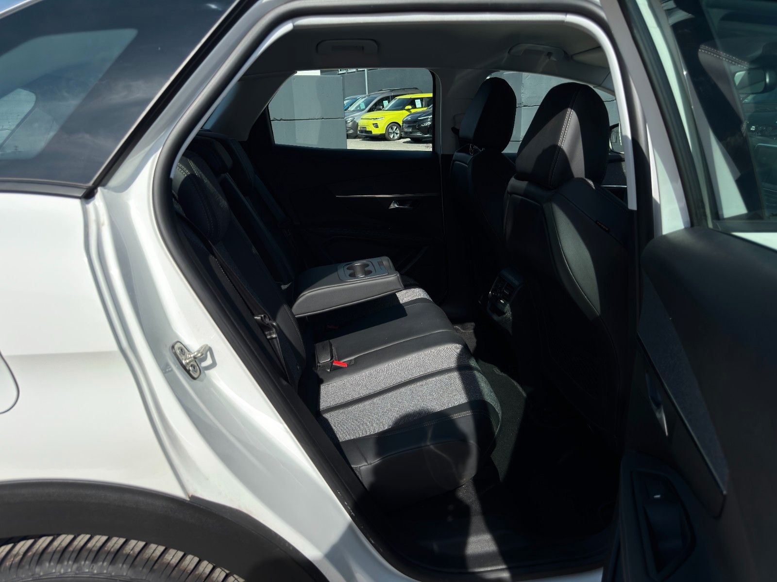 Fahrzeugabbildung Peugeot 3008 PureTech 180 Allure Tempomat PDC CarPlay