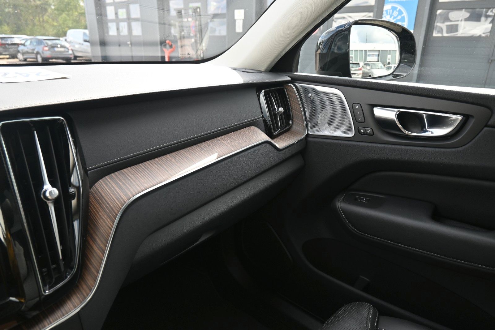 Fahrzeugabbildung Volvo XC60 B5 D AWD Ultimate Dark*STDHZG*360°LUFT*ACC