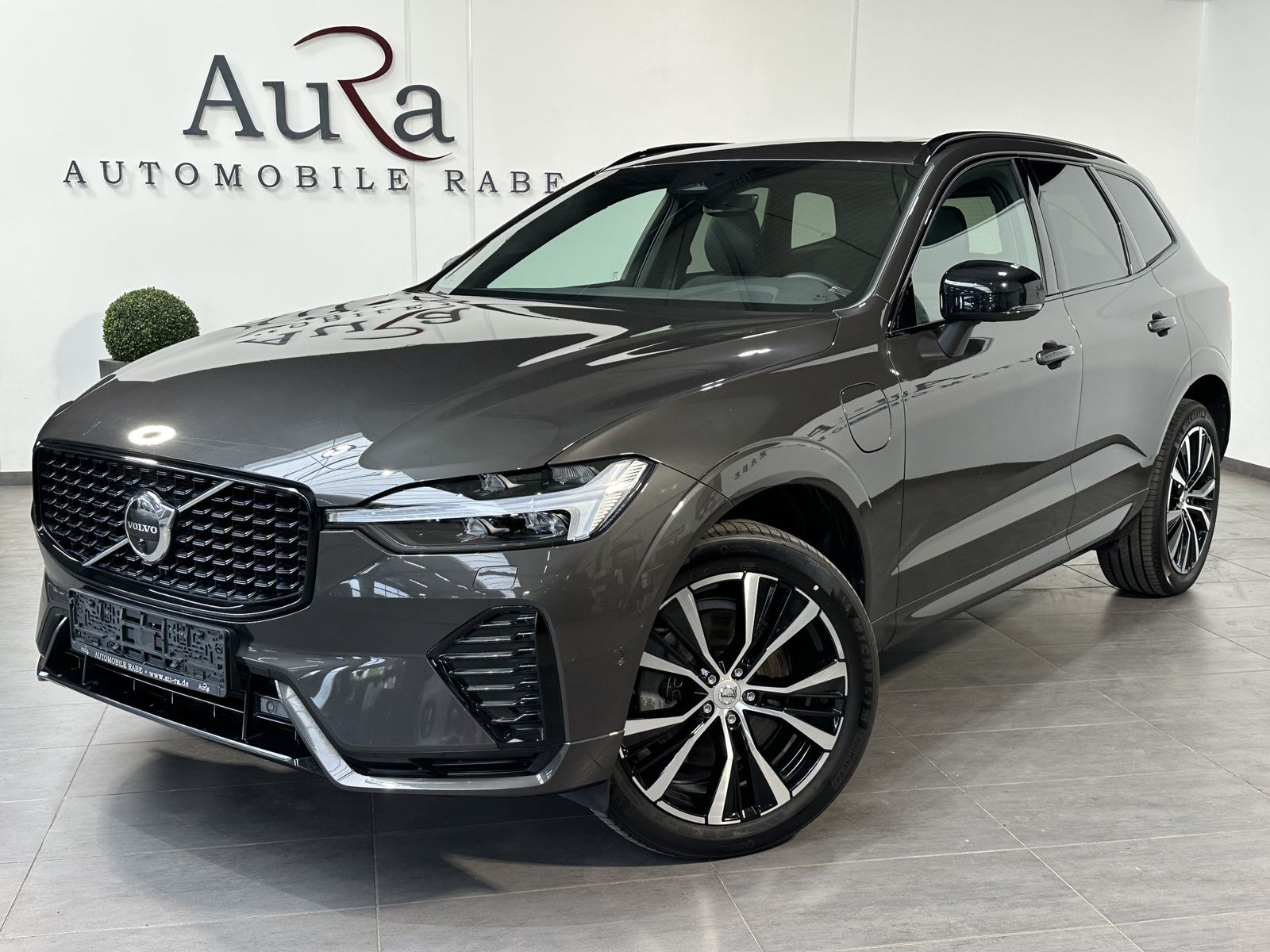 Fahrzeugabbildung Volvo XC60 T6 Plus Dark AT AWD NAV+LED+ACC+360°+PANO