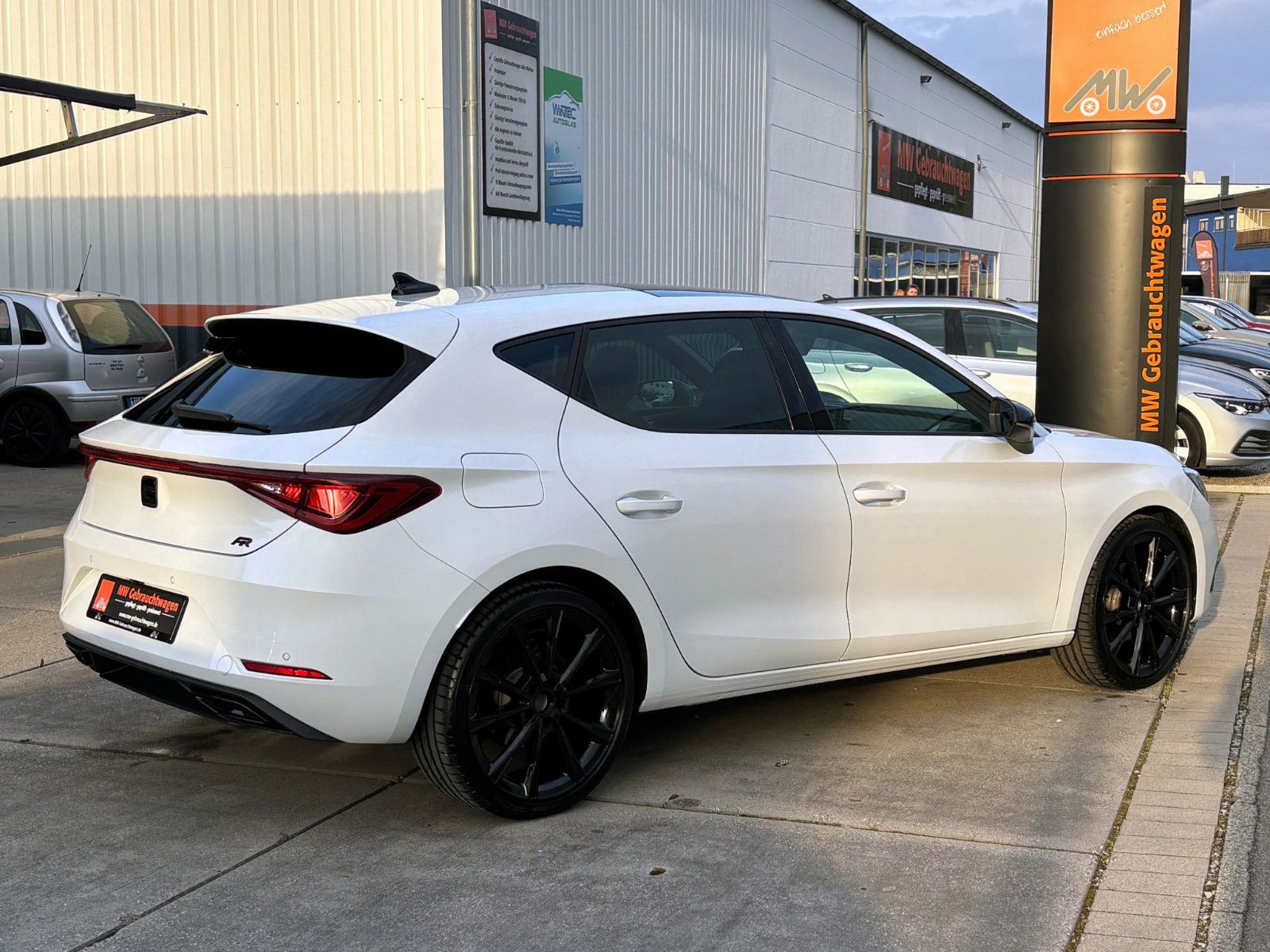 Fahrzeugabbildung SEAT Leon 1.5eTSI DSG FR LED ACC eGSD KAM CarPlay SHZ