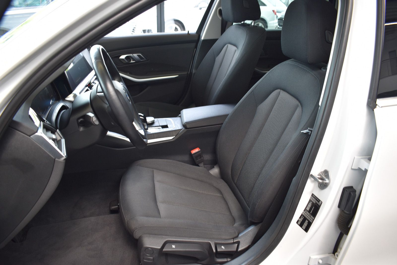 BMW 320d Touring Aut. Advantage Laser~Pano~LiveC~HUD foto 8