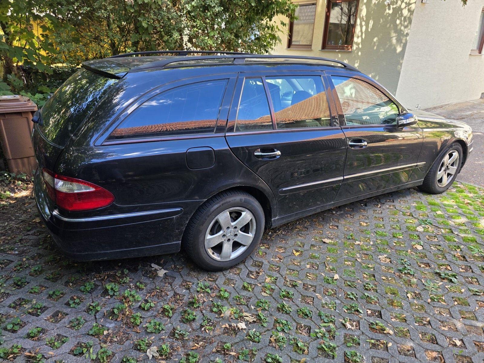 Mercedes-Benz E350 2005 — rear view