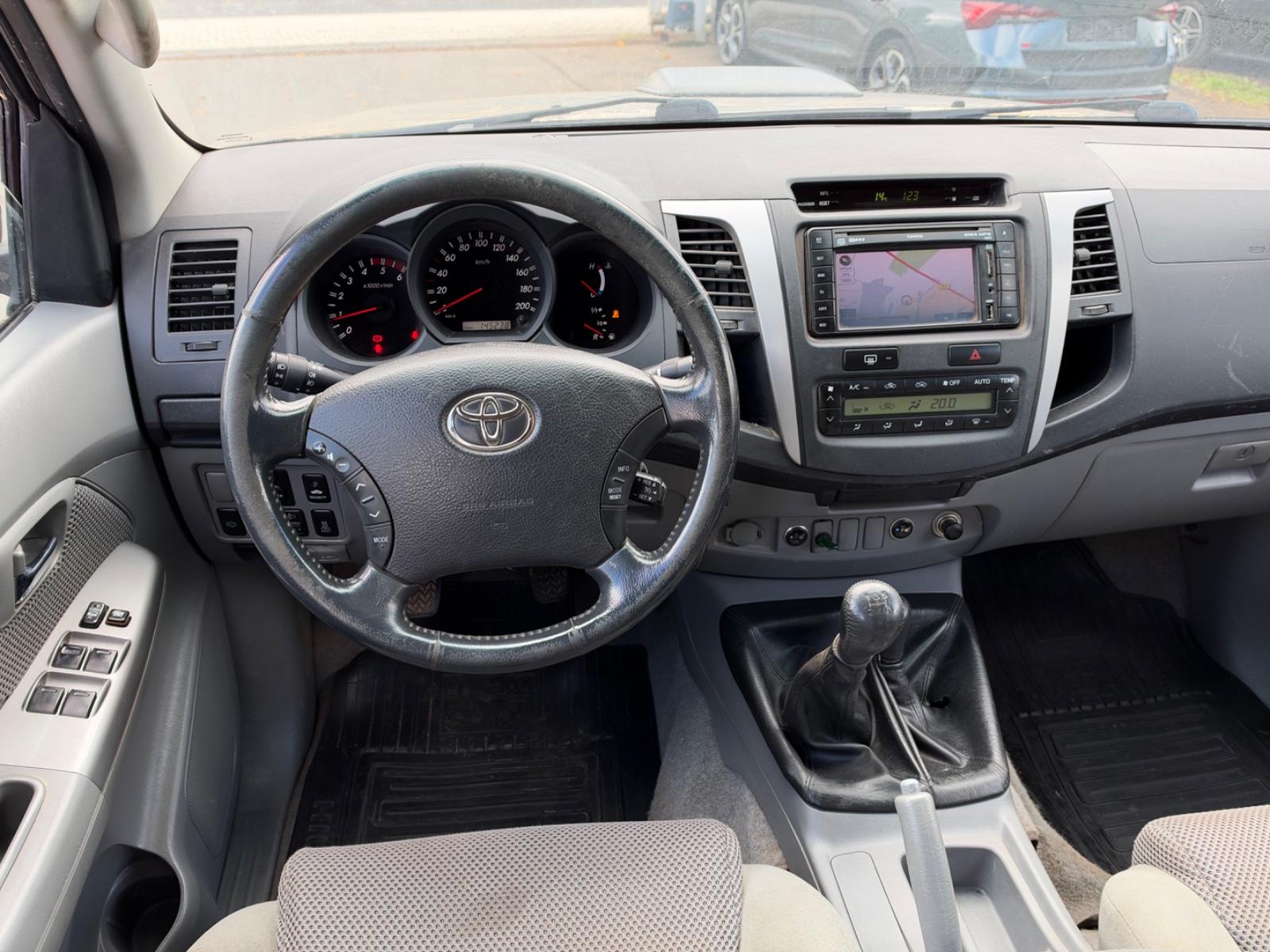TOYOTA HILUX DOUBLE CAB LIFE 171 ch 4X4 BVM - TREUIL - ATTELAGE - 145000 km