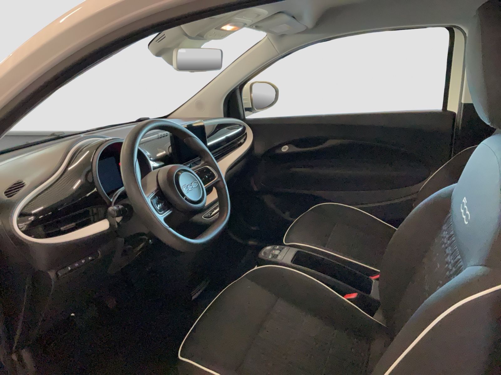 Fahrzeugabbildung Fiat 500e + Radio- & Winterpaket