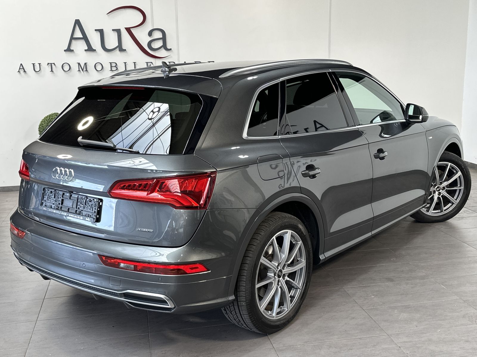 Fahrzeugabbildung Audi Q5 50 TFSI e Quattro S-Line NAV+LED+LUFTFAHRWERK