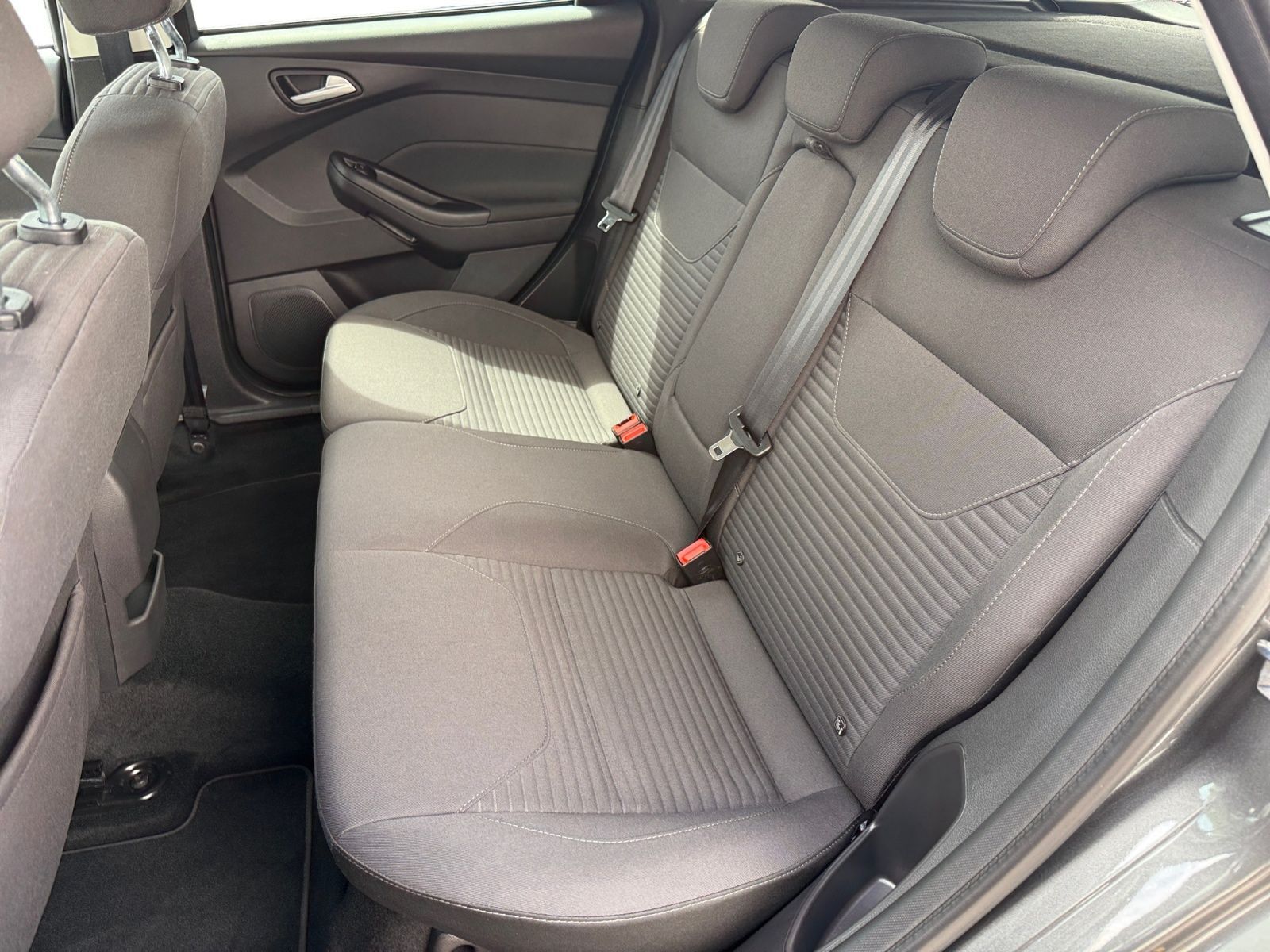 Fahrzeugabbildung Ford Focus 1.0 EcoBoost Titanium NAVI PDC