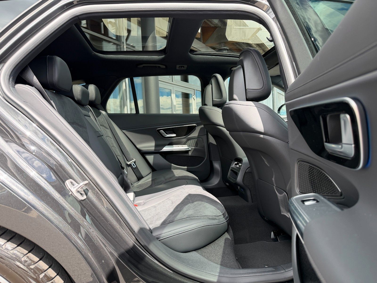 Fahrzeugabbildung Mercedes-Benz E 220 d T AMG Pano+AHK+360°+Distr+Digital+20"
