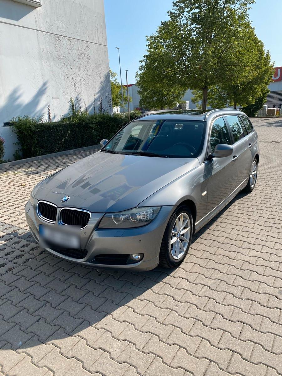 BMW 320 2011 — rear view