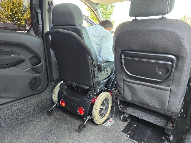 Fahrzeugabbildung Ford Grand Tourneo Connect Paravan Selbstfahrer Rolli