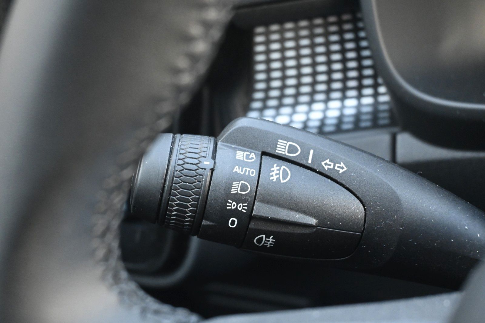 Fahrzeugabbildung Volvo XC40 B3 Plus Dark*LED*PANO*360*H&K*BLIS