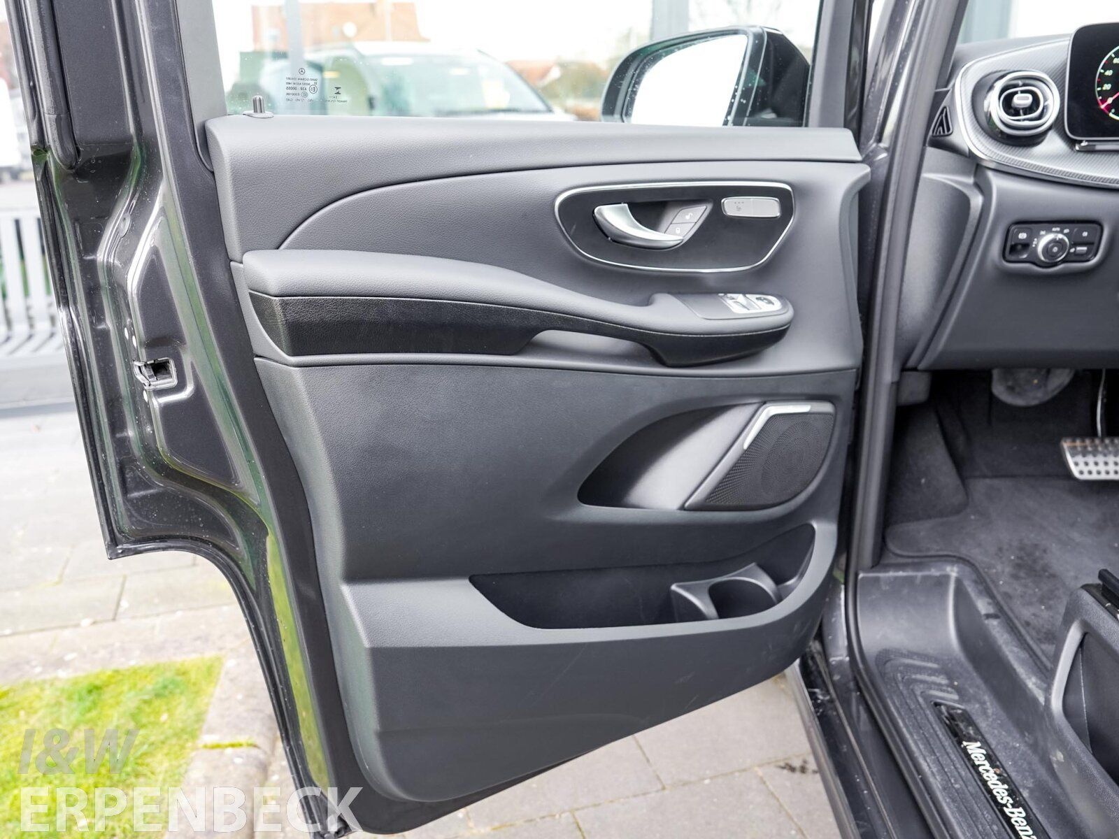 Fahrzeugabbildung Mercedes-Benz V 300 d 4MATIC Style lang AHK AMG Distronic AR