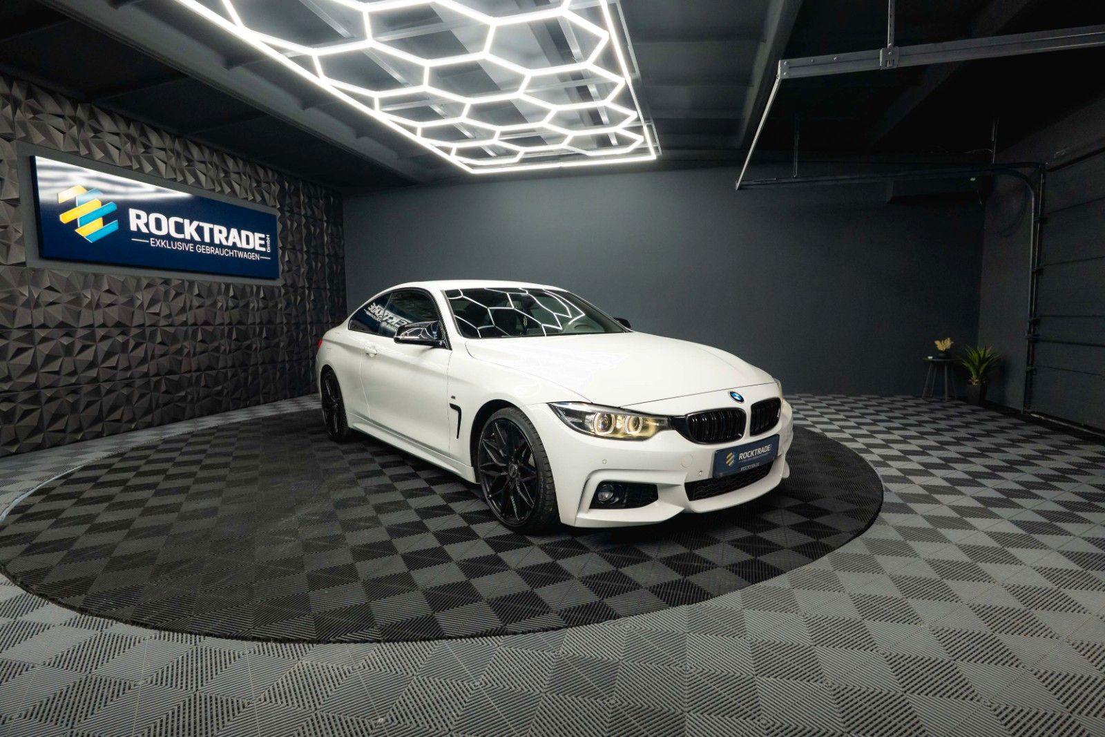 Fahrzeugabbildung BMW 420i M Sport Coupe Shadow Line Performance LCI