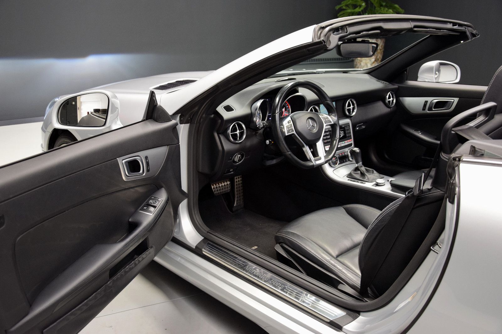 Fahrzeugabbildung Mercedes-Benz SLK 200 AMG Autom Xenon Pano Navi Leder Ambi PDC