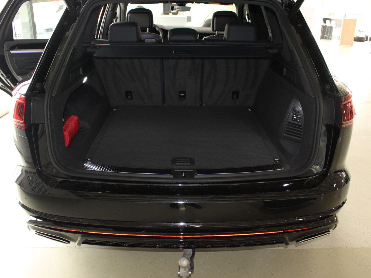 Fahrzeugabbildung Volkswagen Touareg 3,0 TDI SCR 4M R-LINE/AHK/Pano/St.Hz.