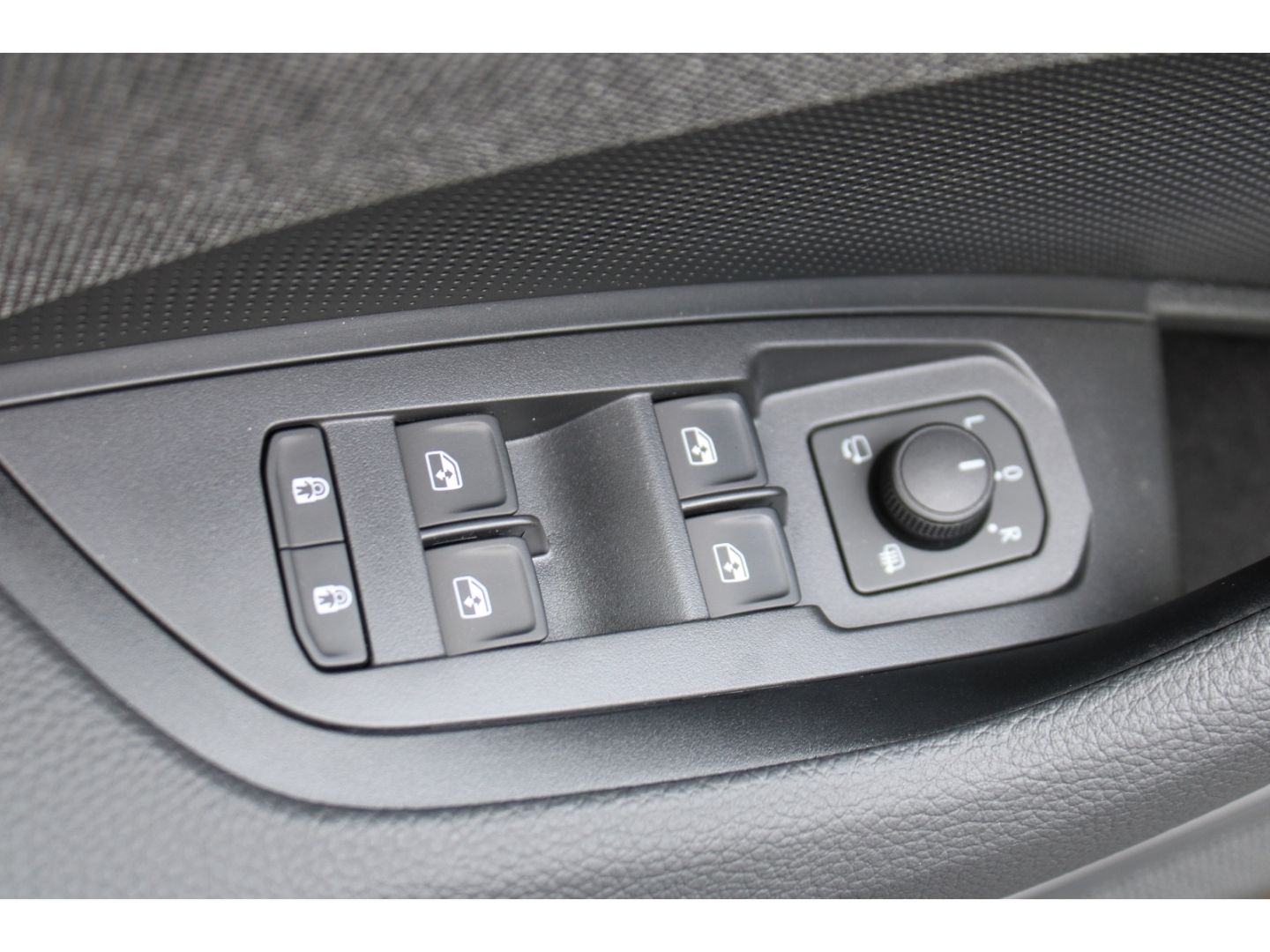 SKODA Kodiaq 1.5 TSI mHEV Selection ACC LED AHK TWA RF - Image 13