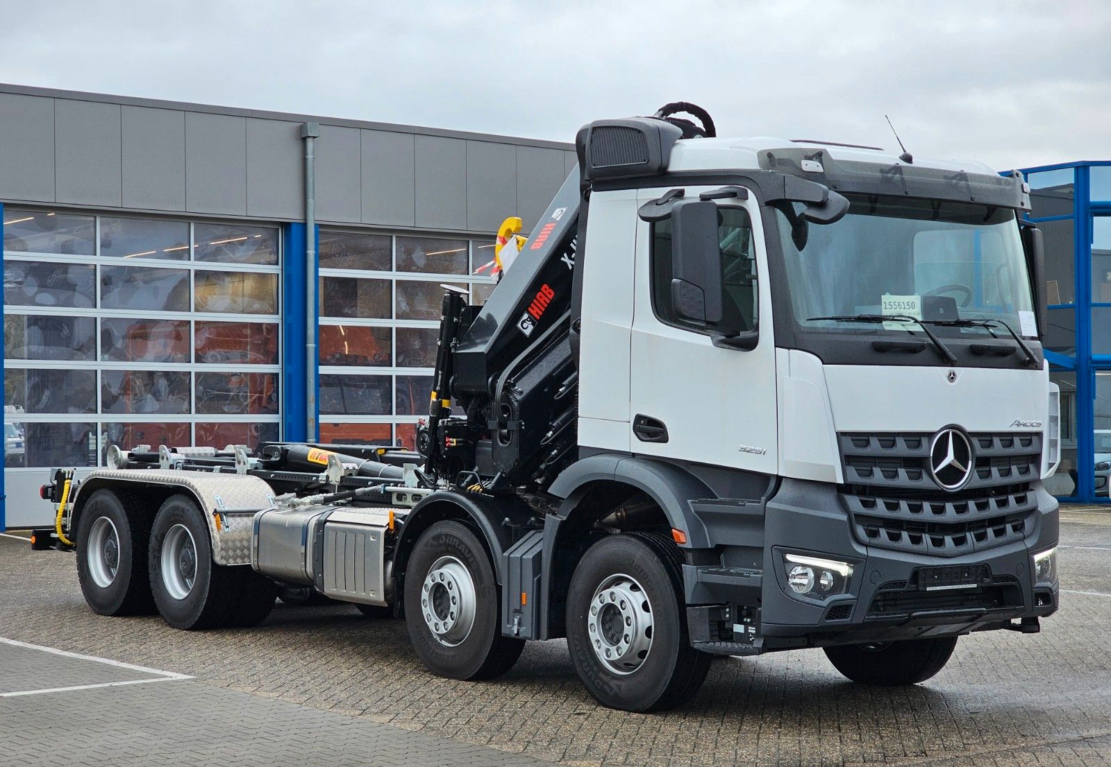 Fahrzeugabbildung Mercedes-Benz Arocs 3251 Abrollkipper HYVA + HIAB 358 E8 / 8x4