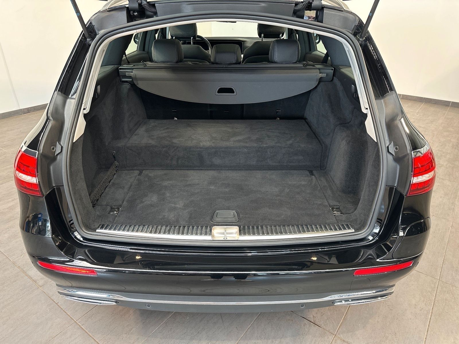 Fahrzeugabbildung Mercedes-Benz E 300 de T Avantgarde NAV+LED+PANO+ACC+18ZOLL