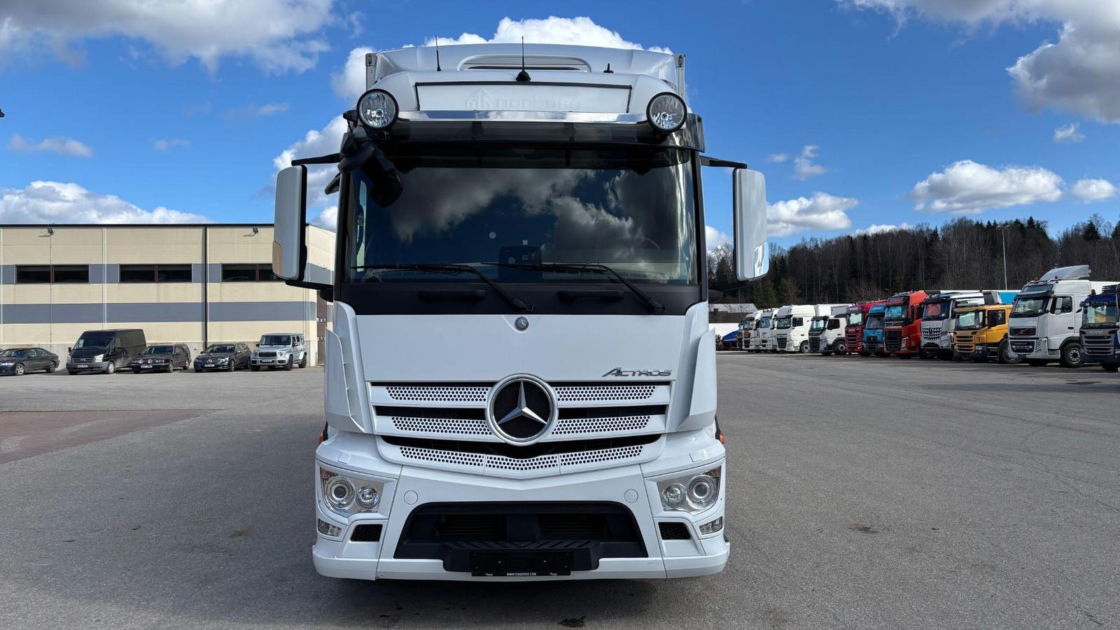 Mercedes-Benz Actros 1833 4x2 EURO 6 + SIDE OPENING
