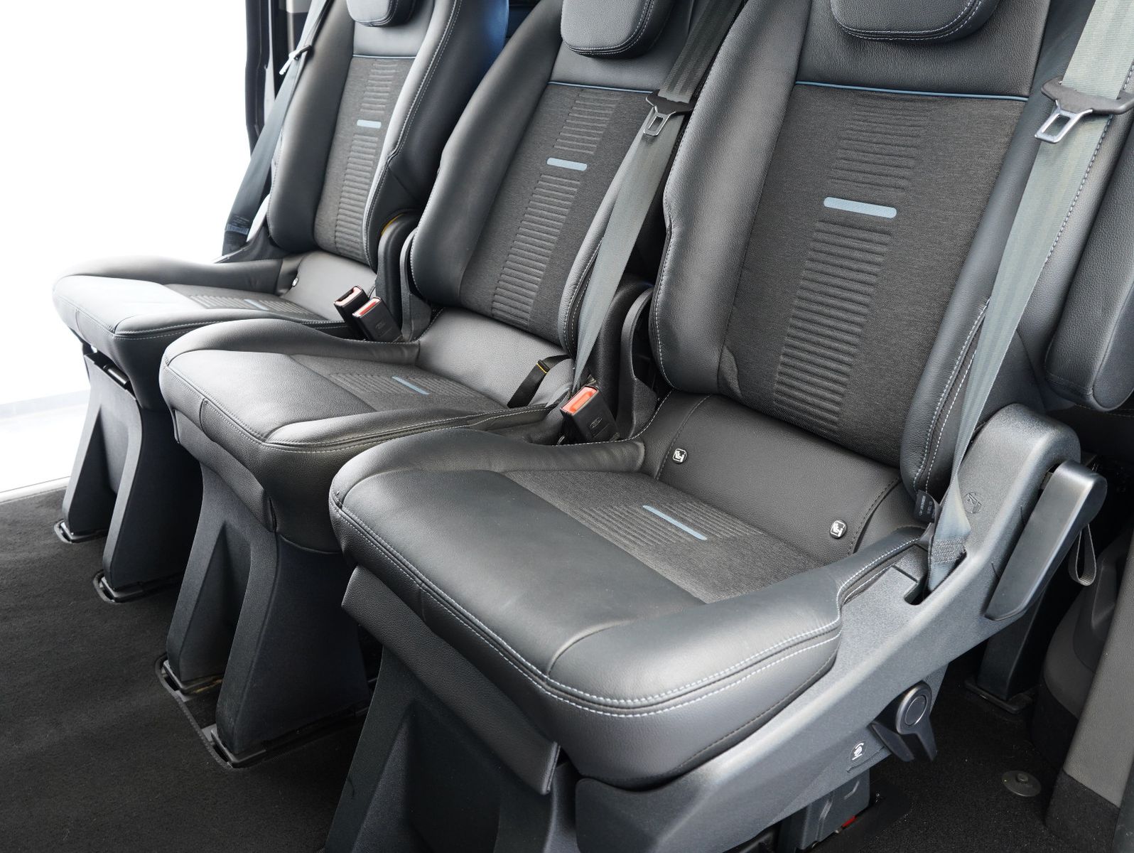 Fahrzeugabbildung Ford Tourneo Custom 320 L1 Active 8-SITZER