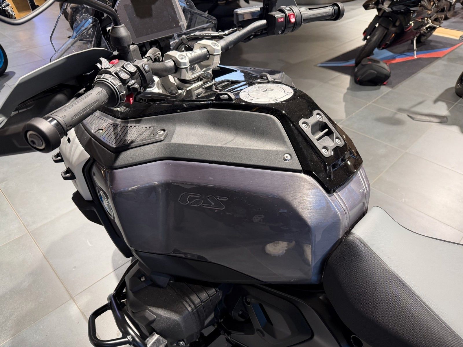 Fahrzeugabbildung BMW R 1300 GS ADV Triple Black 3 Pakete/ Höhenreg.