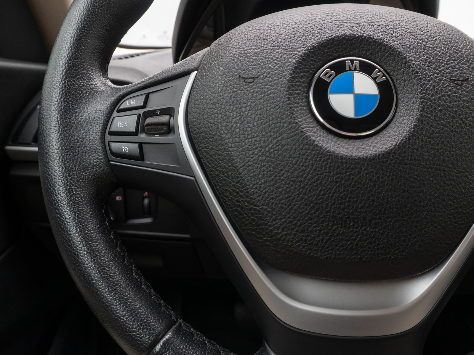 Fahrzeugabbildung BMW 218d PDC Sitzhz Xenon Sport Geschwindigkeitreg