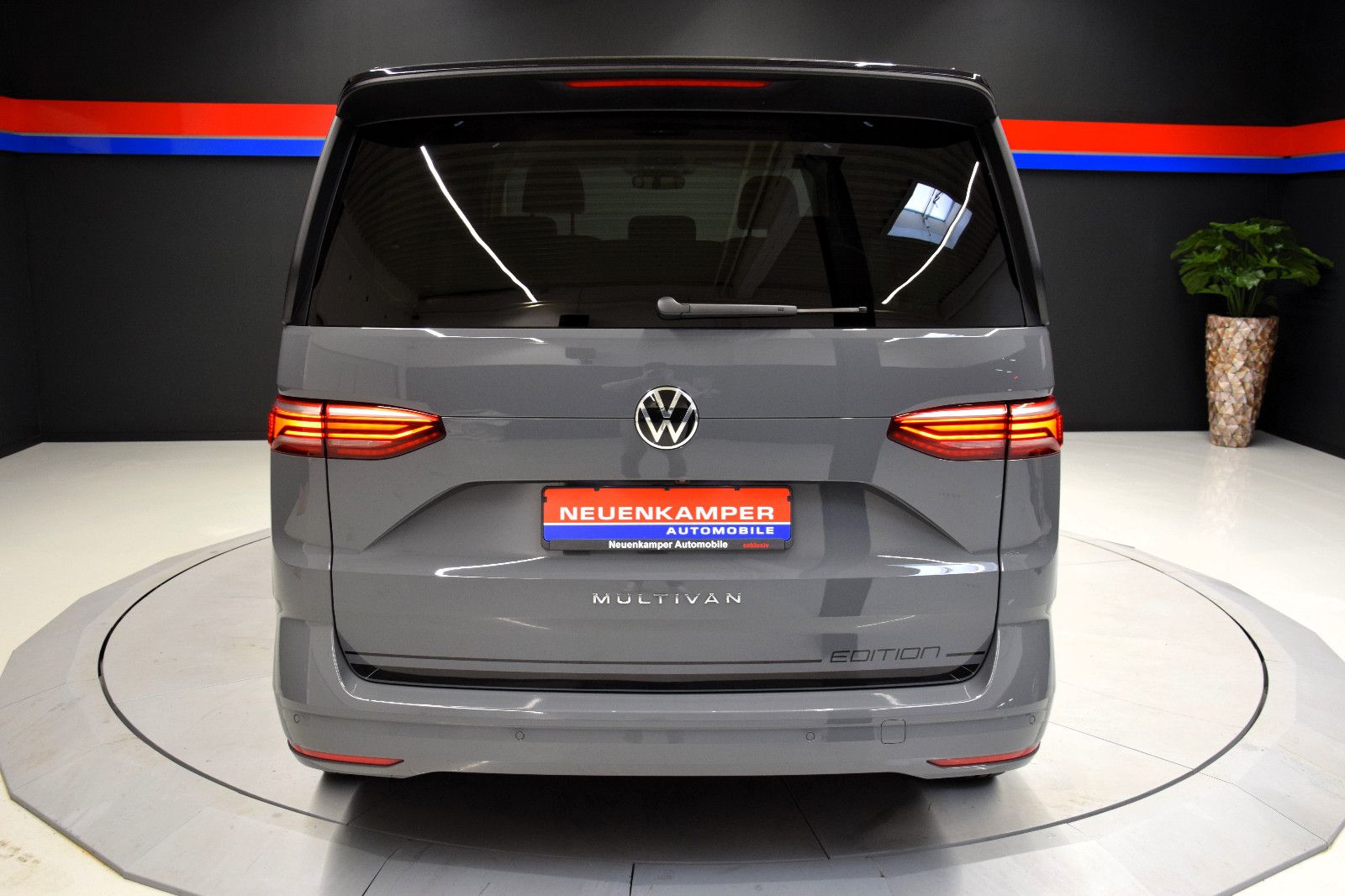 Fahrzeugabbildung Volkswagen T7 Multivan Edition ACC Standheizung AHK Kamera