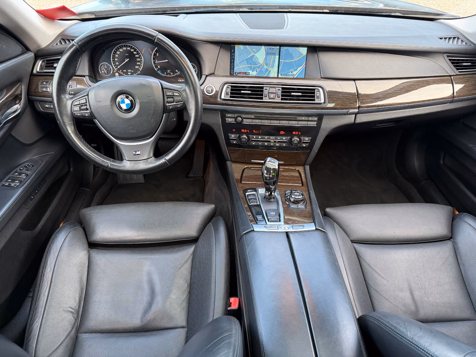BMW 740i | 326 ch | BVA | Affichage tête haute | Régulateur adaptatif | Sièges ventilés/massants | Chauffage auxiliaire | TV / divertissement arrière