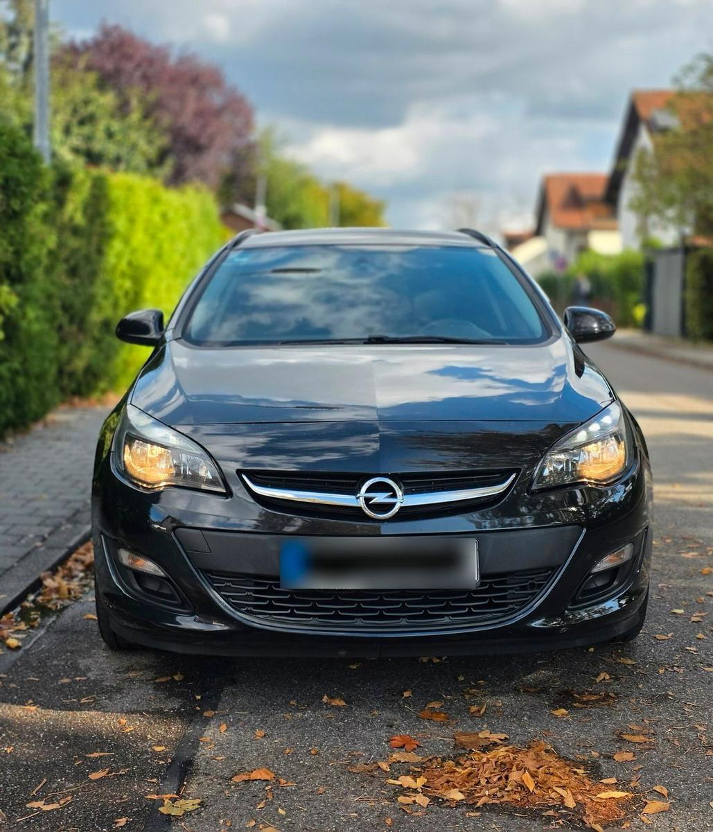 Opel Astra 2014 — rear view