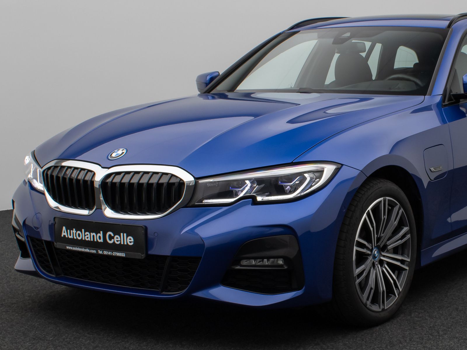 Fahrzeugabbildung BMW 330e  M Sport Panorama Laser Kamera HUD HiFi