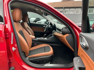 Fahrzeugabbildung Alfa Romeo Giulia 2.0T AT8 Super Kamera Leder AppleCarplay