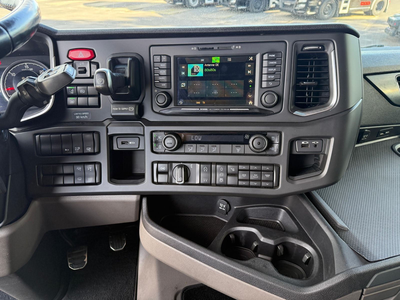 Fahrzeugabbildung Scania R580 V8 HMF 3220-K4 Kran Funk 66 t