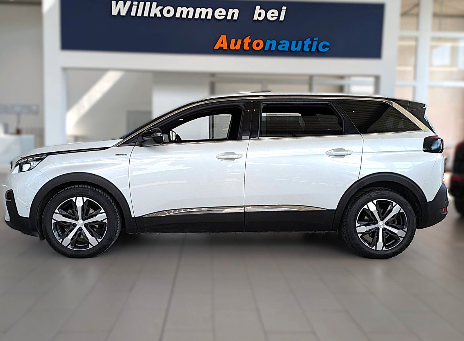 Fahrzeugabbildung Peugeot 5008 GT-LINE LEDER NAVI PANORAMA LED AHK 7-SITZE