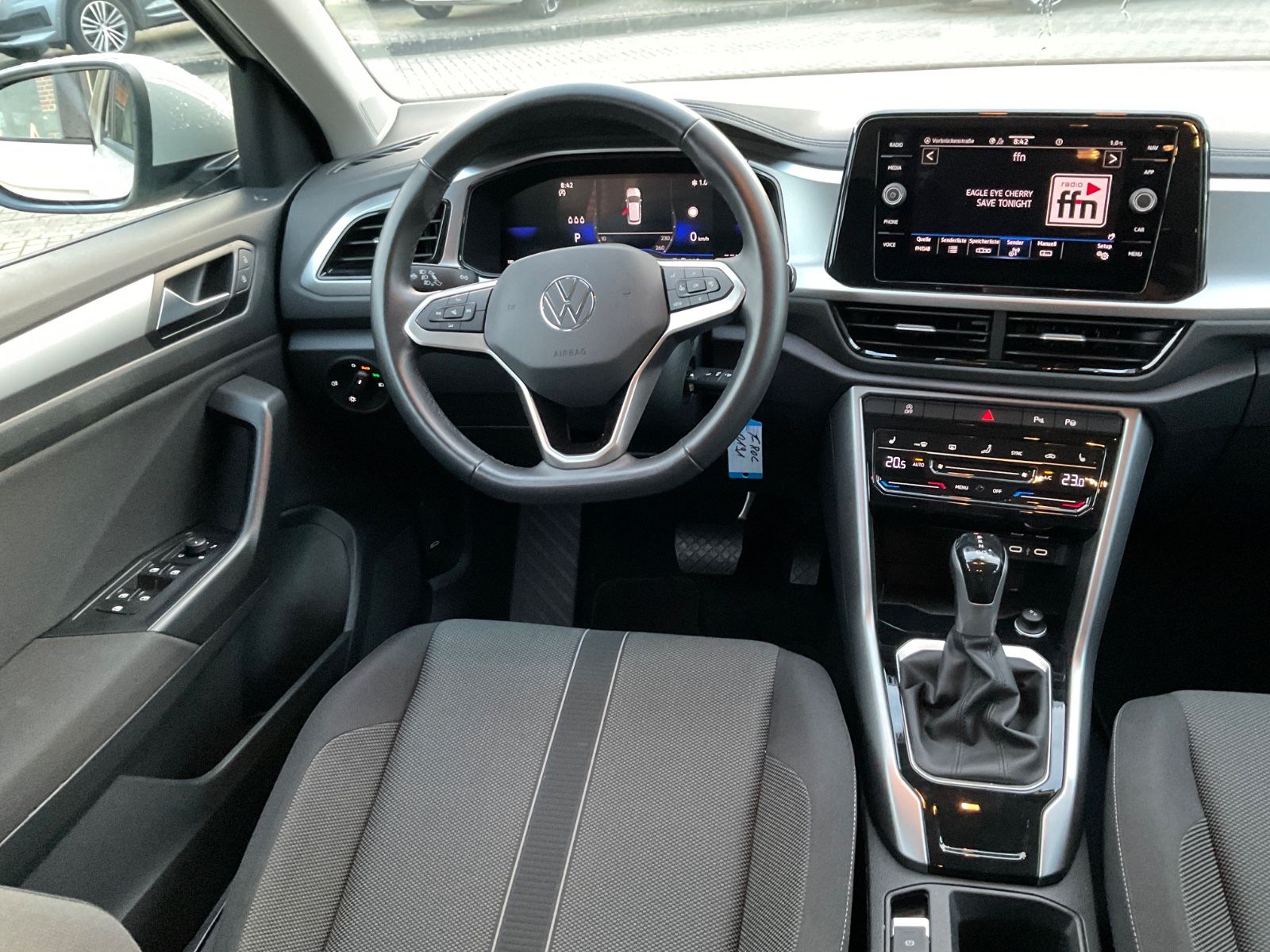 Fahrzeugabbildung Volkswagen T-Roc 1.5 TSI DSG Life,LED,AHK,Navi