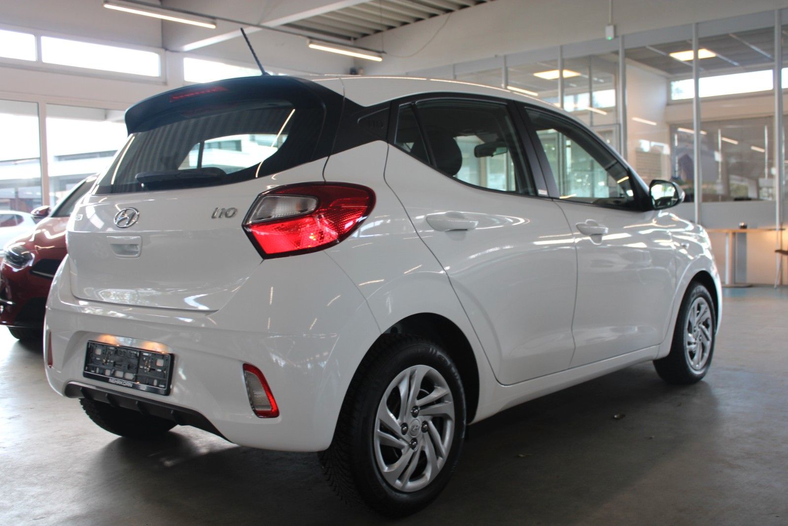 Fahrzeugabbildung Hyundai i10 1.0 Select 5-Türen KLIMA + Allwetterreifen