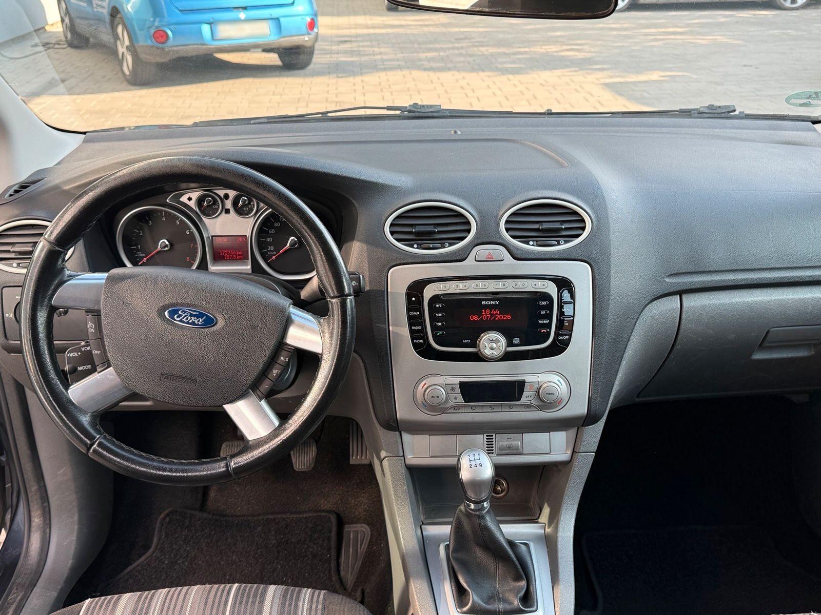 Ford Focus 2010 — photo 8