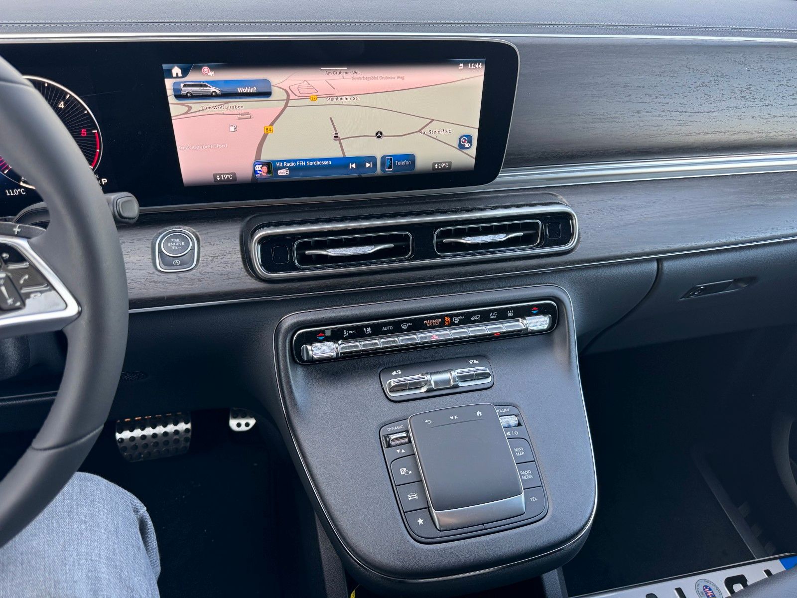 Fahrzeugabbildung Mercedes-Benz V 300 d AVA Stdheiz AHK2,5to DISTRONIC 360Kamera
