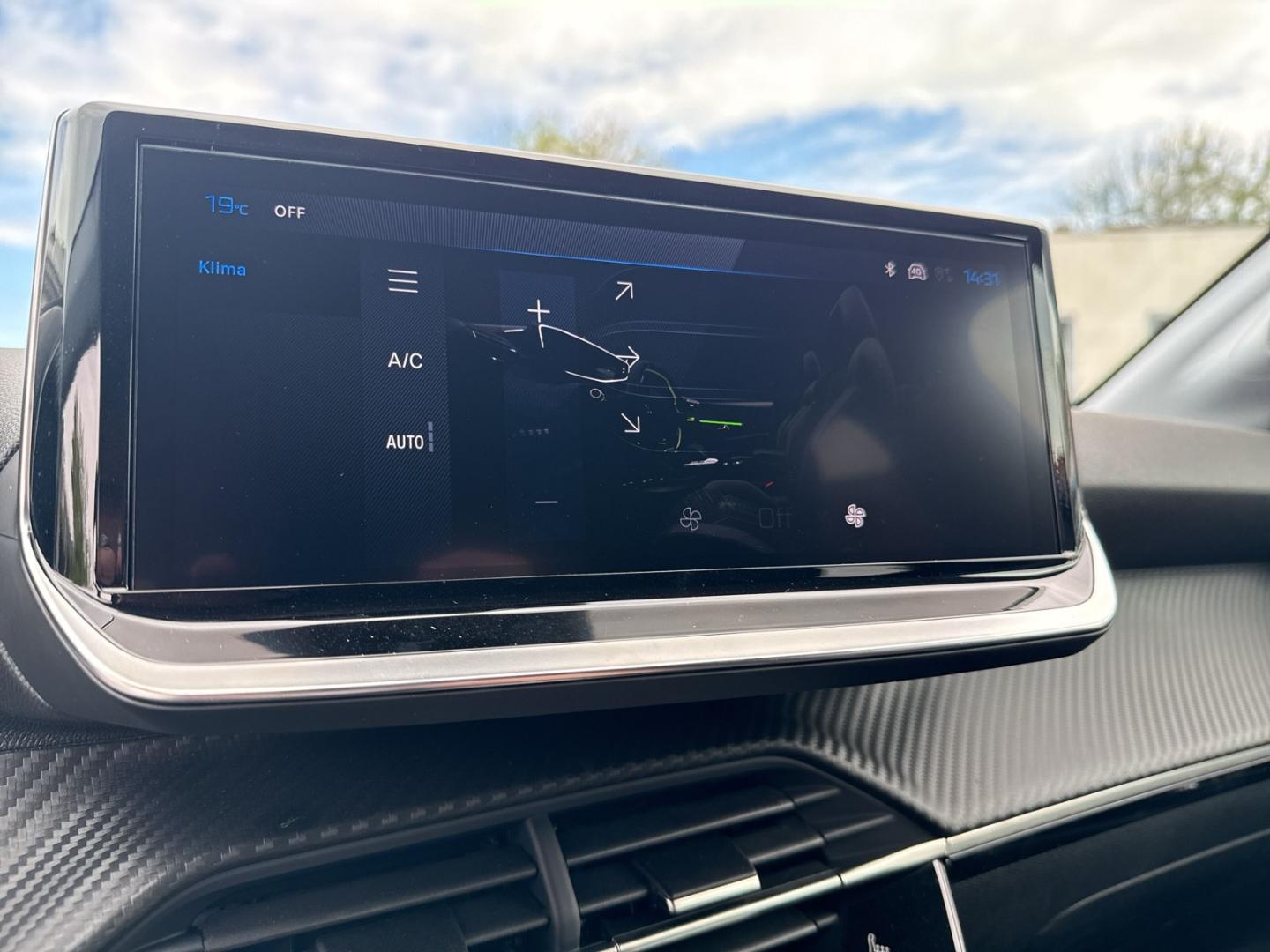Peugeot 208 Hybrid Allure 81kW AT Sicht-Navigations-Pake
