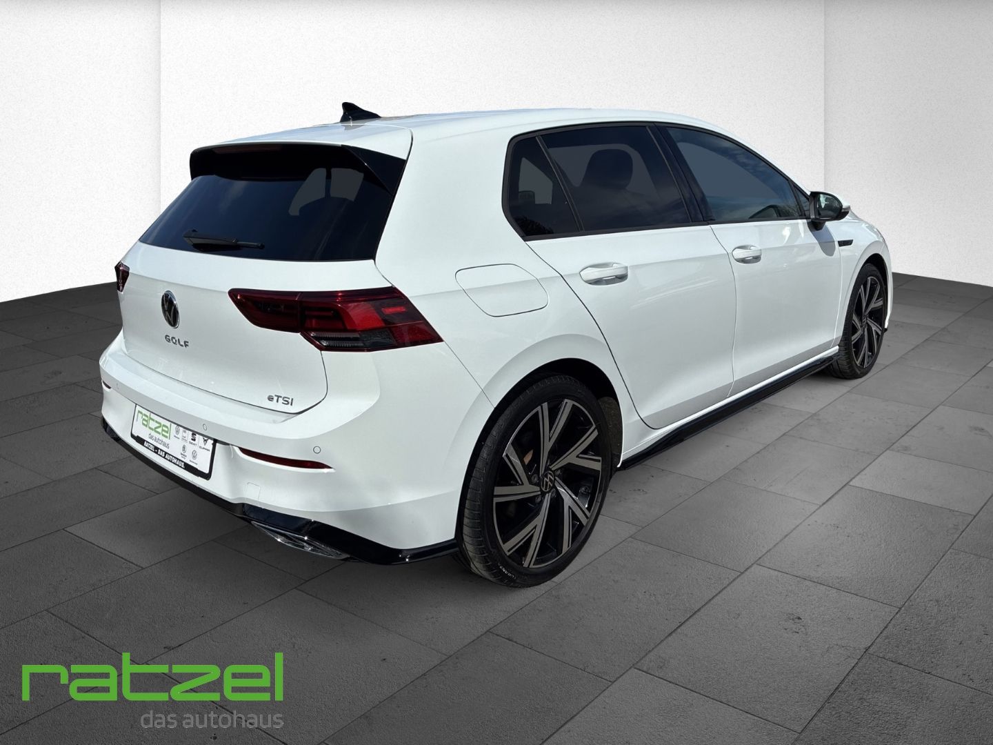 Fahrzeugabbildung Volkswagen Golf VIII 1.5 eTSI R-Line Sportpaket AHK-klappba